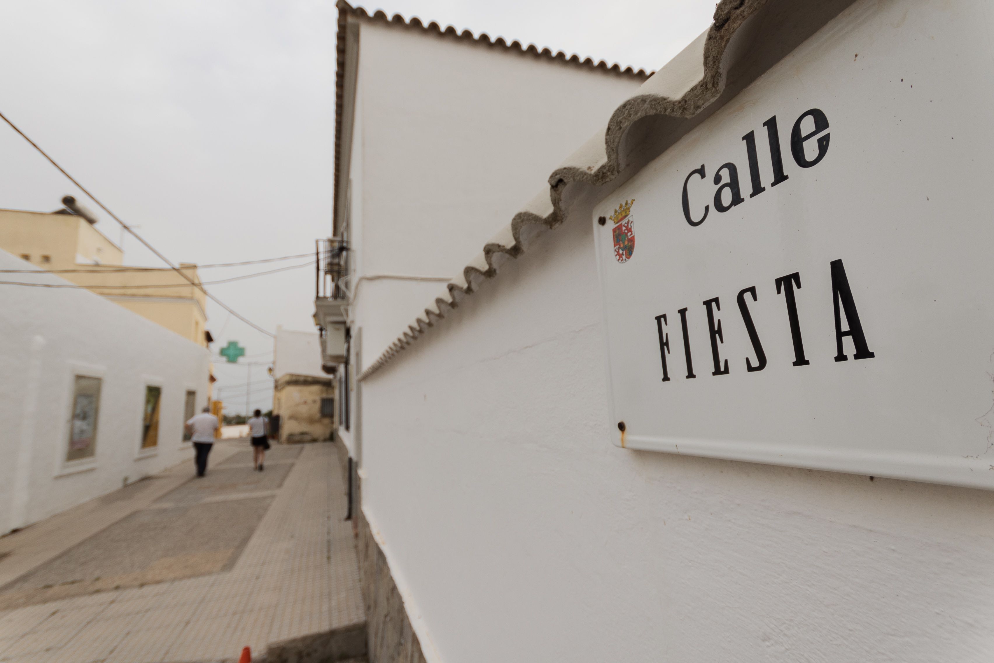 Calle Fiesta, donde se ubica la farmacia y el centro de salud.