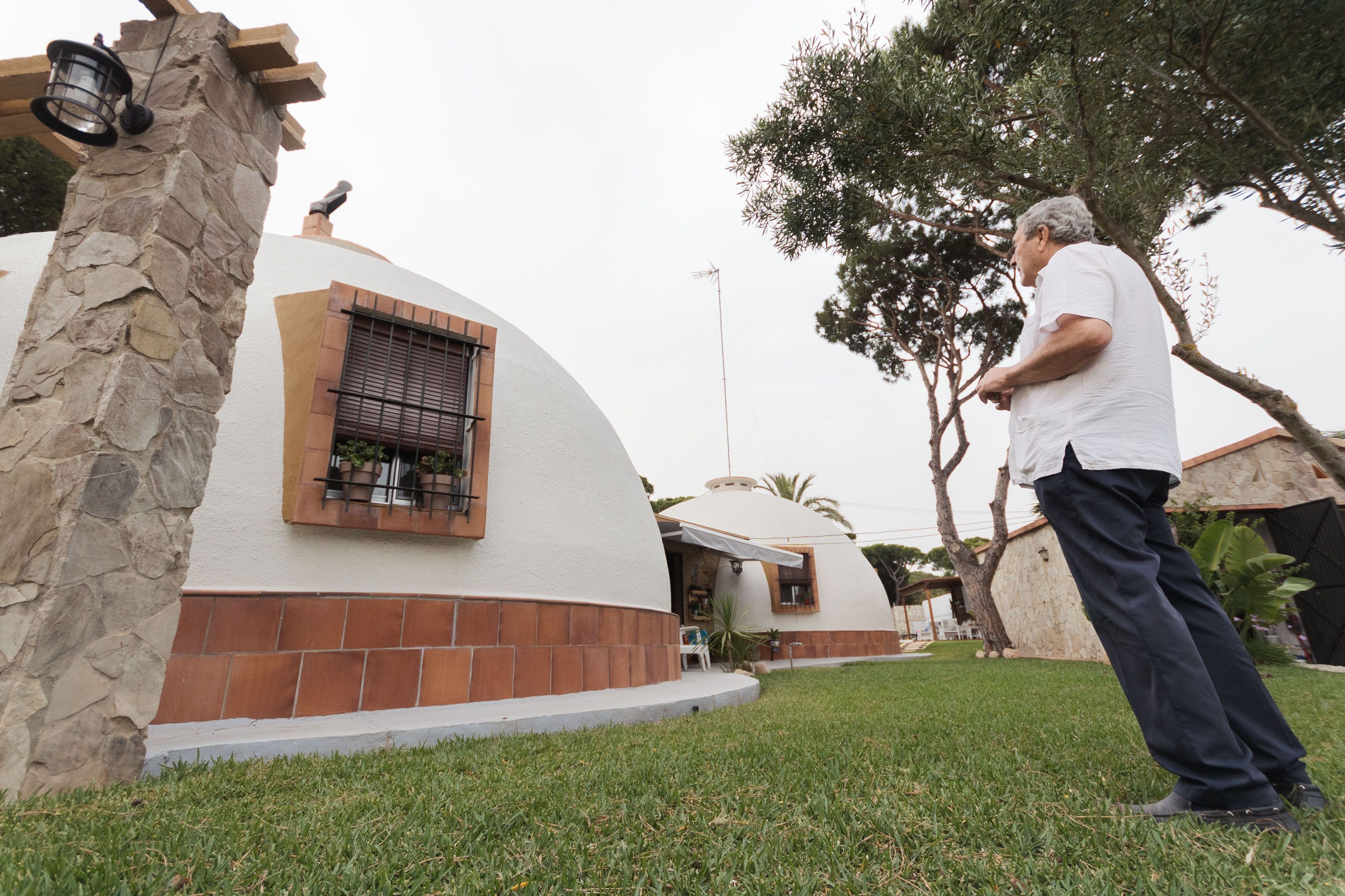 Antonio observa las casas iglú.