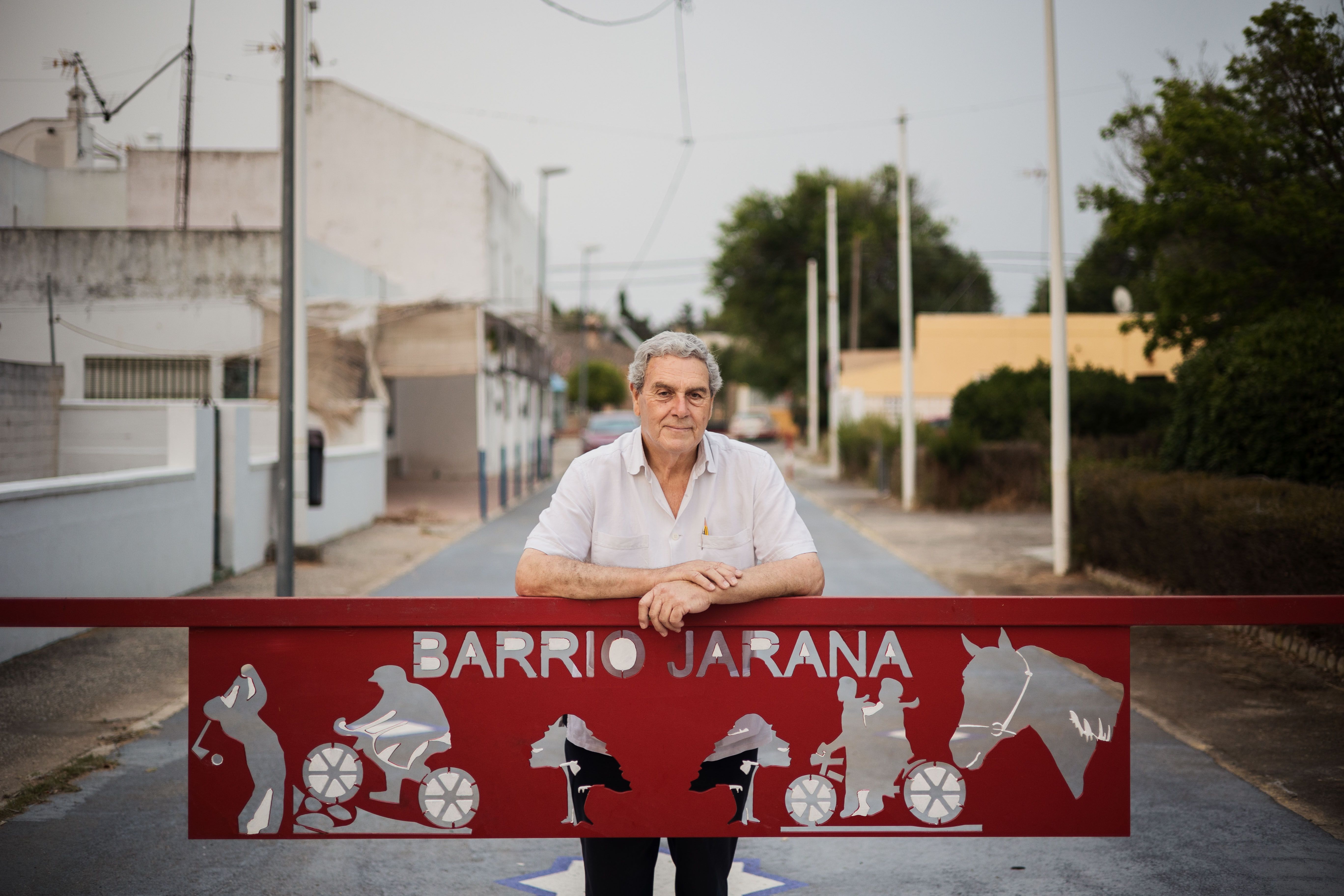 El vecino Antonio Sánchez en una calle del Barrio Jarana, en Puerto Real.
