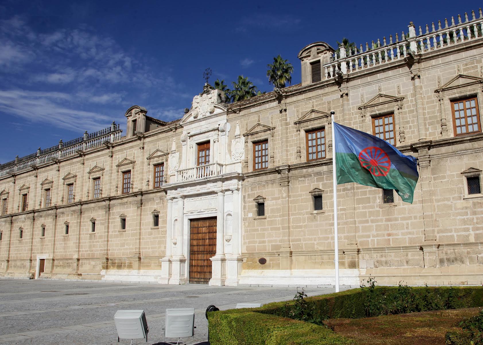 Parlamento de Andalucía con la bandera gitana.