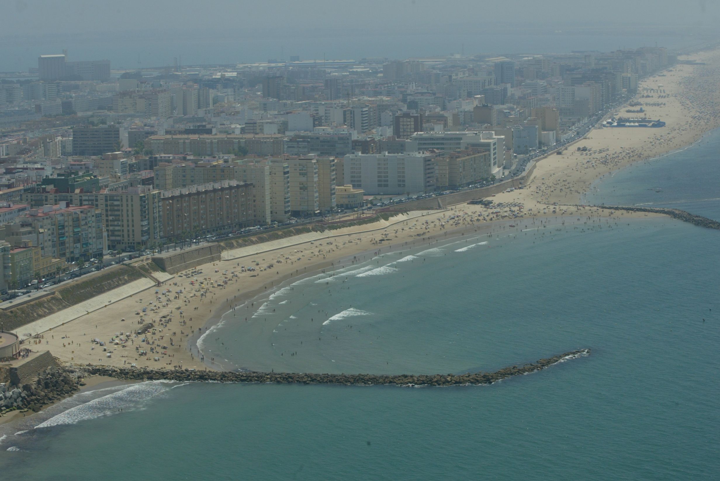 Vistas aéreas de la playa de Santa María del mar, en Cádiz.