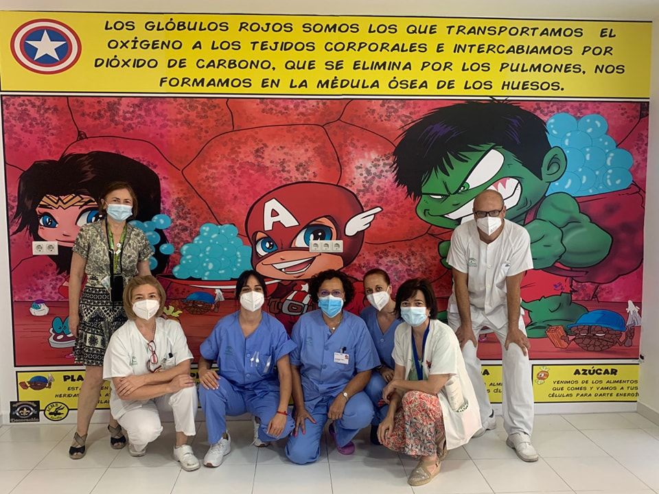 Ilustran murales en la sala de extracción de sangre del Hospital Virgen del Rocío de Sevilla para amenizar la visita de los más pequeños.