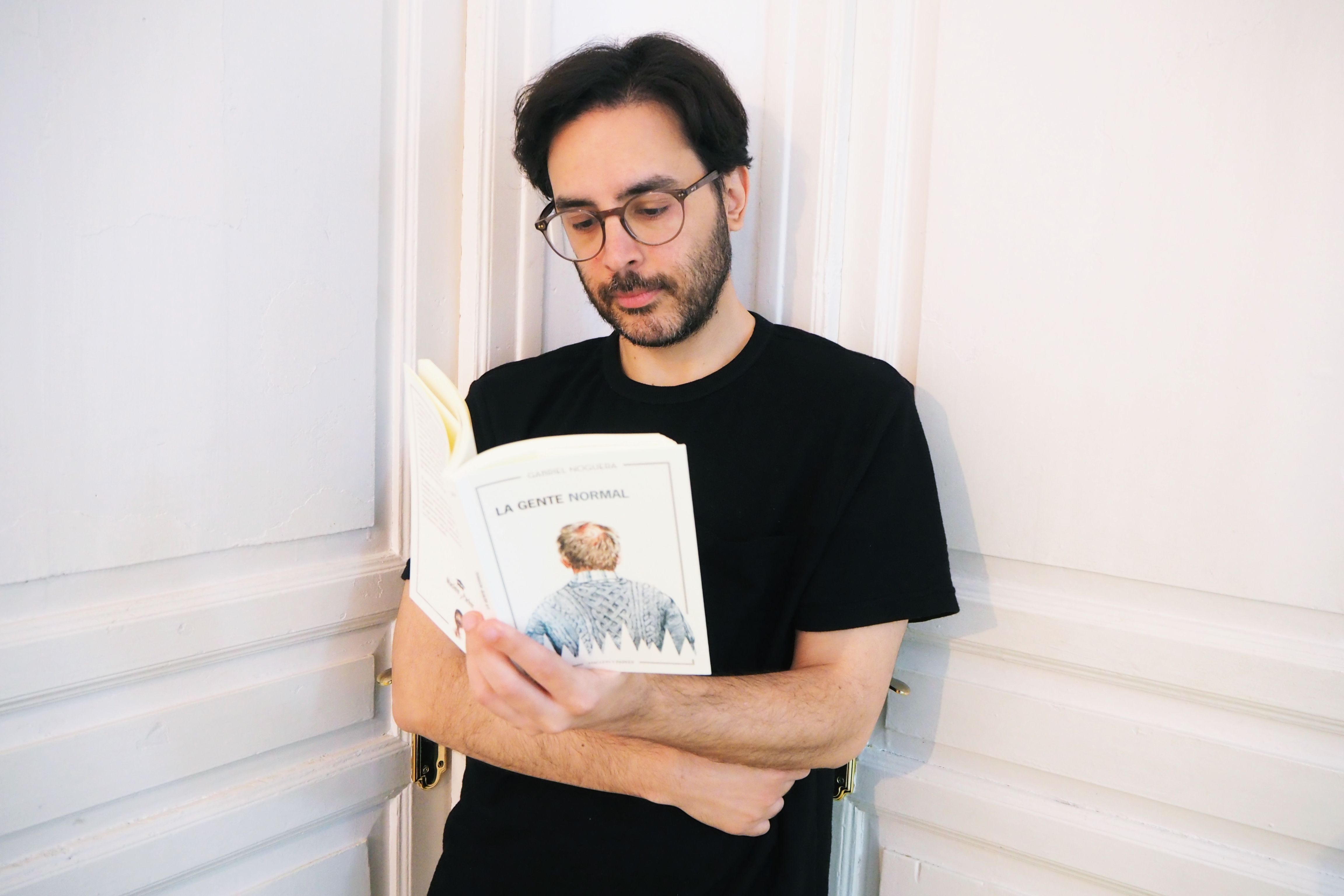 Gabriel Noguera, leyendo su nueva novela. FOTO: SONIA MARPEZ 