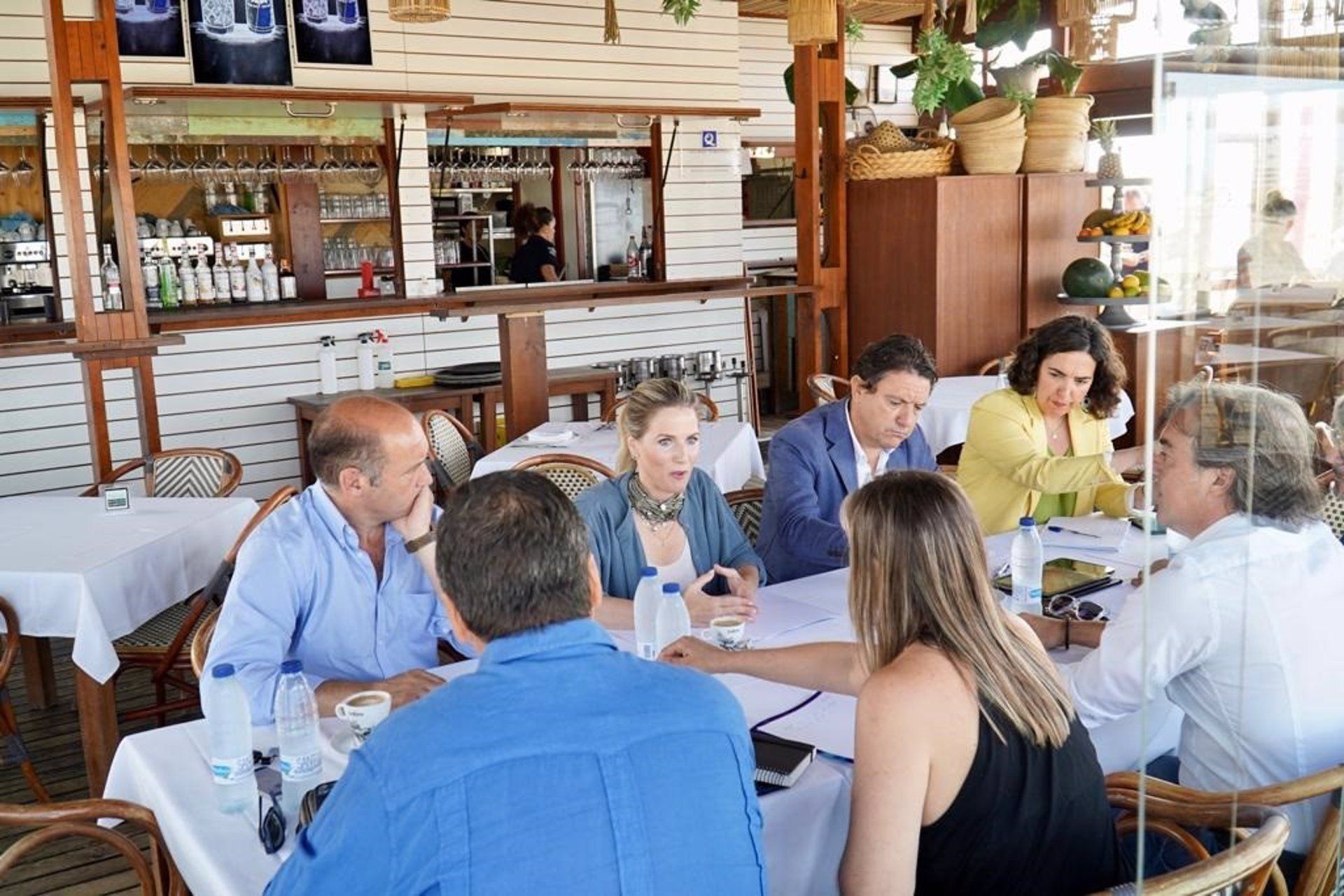 Ana Mestre durante la reunión con los hosteleros y empresarios del turismo de Aecca en un chiringuito de Cádiz