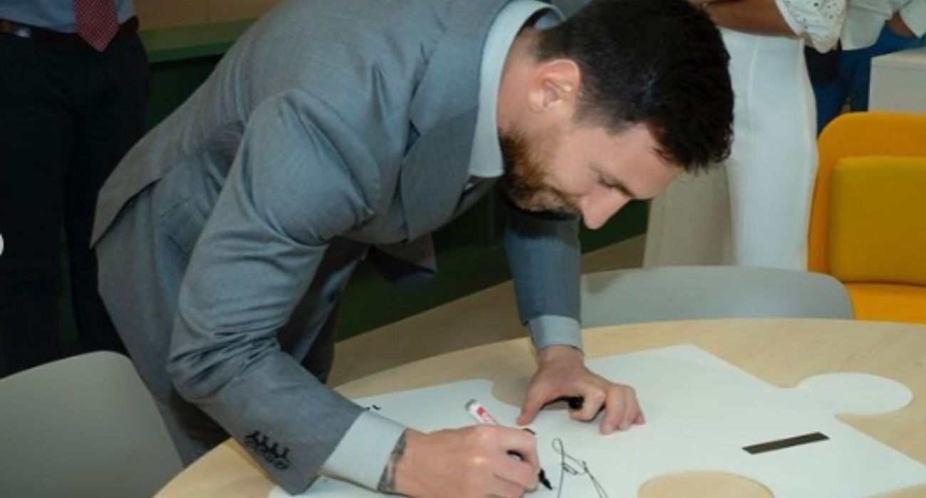 Leo Messi, firmando en el centro de oncología infantil.