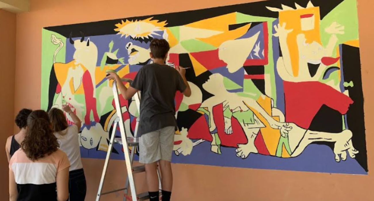 El alumnado del CEIP Pablo Picasso, dibujando el Guernica.