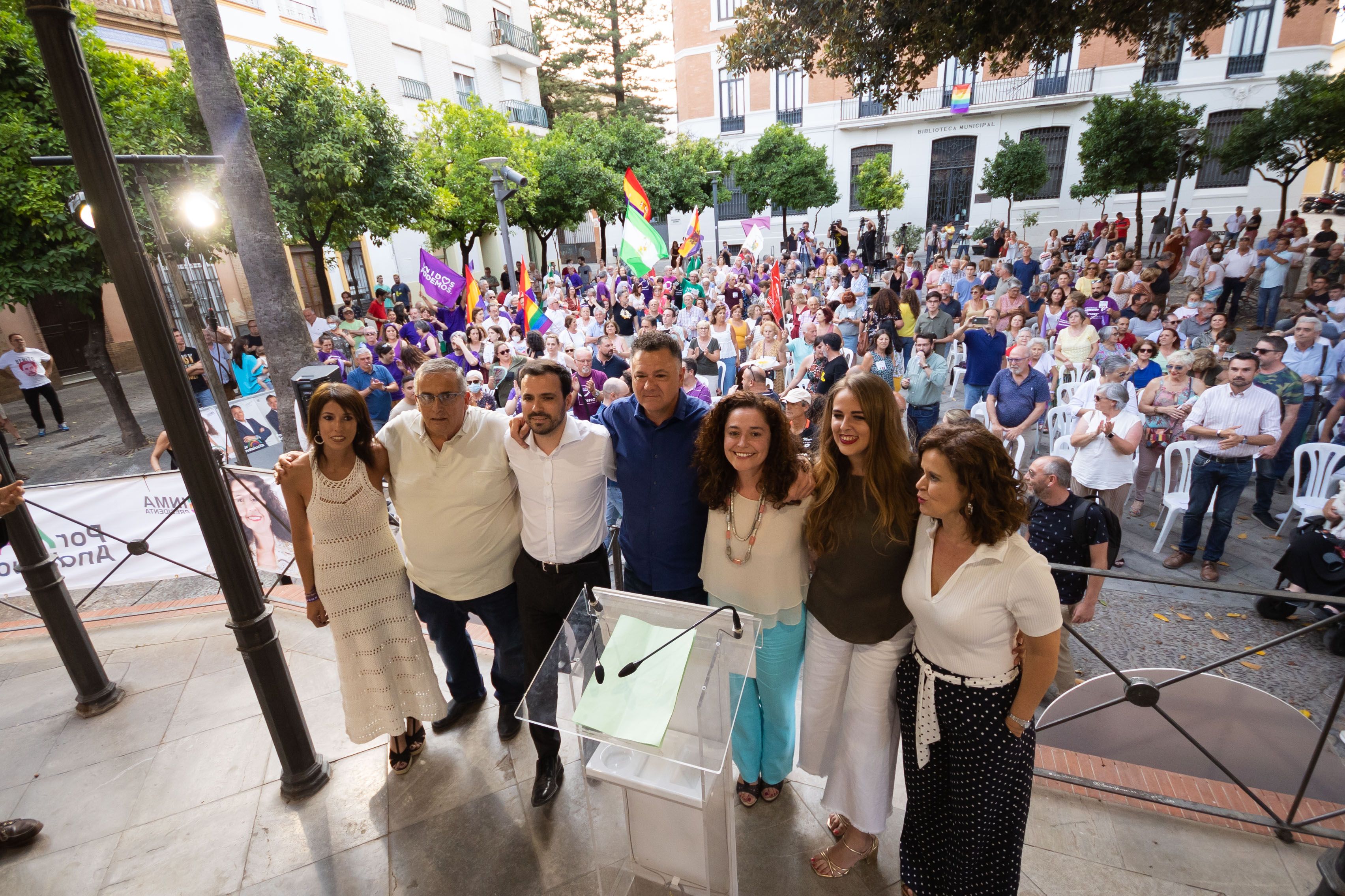 Inmaculada Nieto, candidata de Por Andalucía, arropada por Martina Velarde, José Antonio Jiménez, Alberto Garzón, Juan Antonio Delgado, Alba Zambrano y Esperanza Gómez.