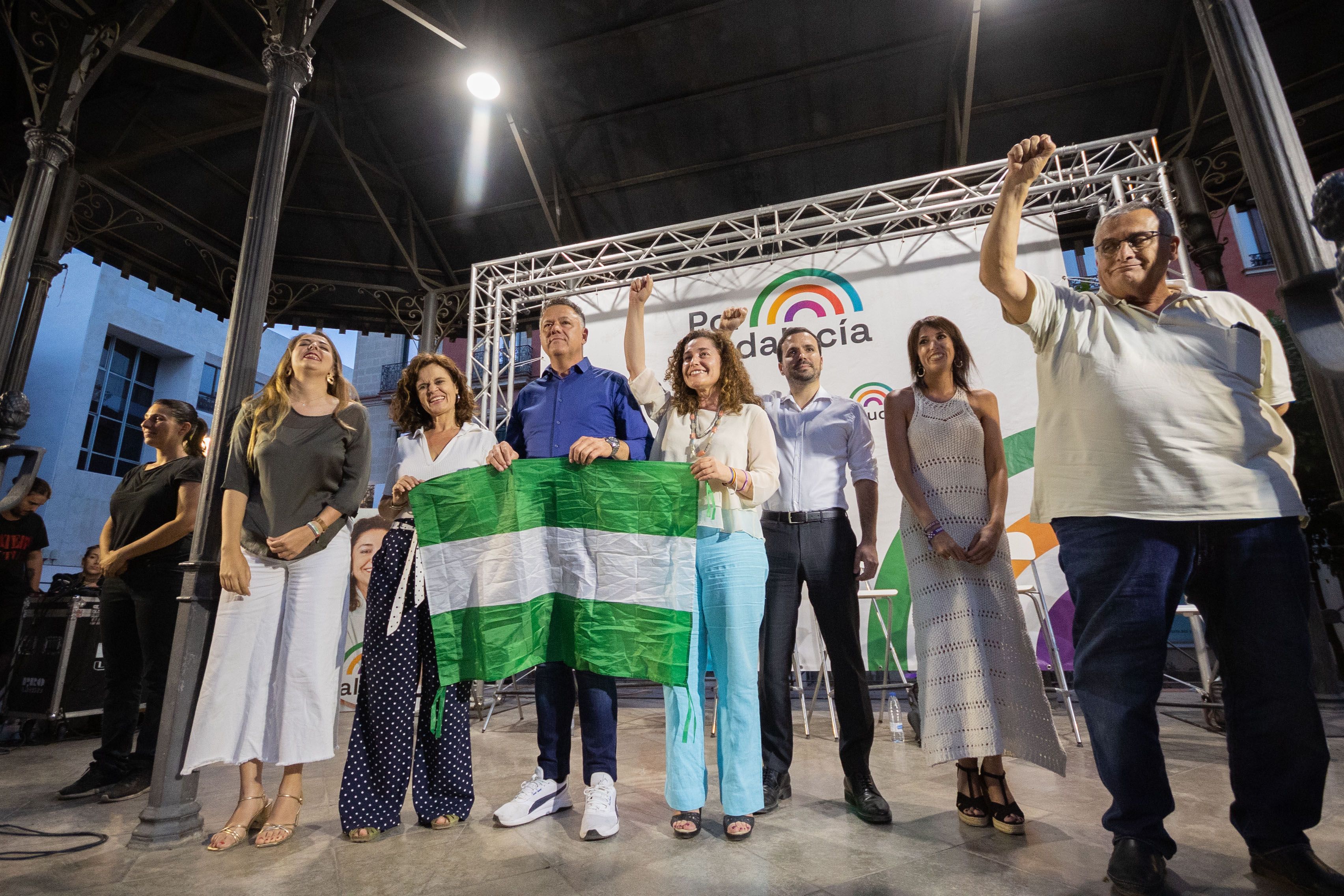 Por Andalucía, con Esperanza Gómez (Más País), Juan Antonio Delgado (Podemos) e Inma Nieto (IU) en un acto de campaña para las andaluzas.