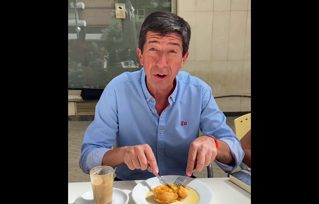 Juan Marín, líder de Cs, contando su receta de las torrijas.