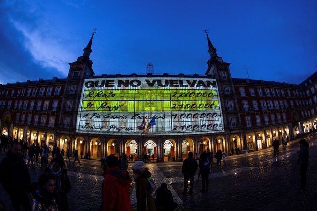 Podemos proyecta los papéles de Bárcenas en la plaza Mayor de Madrid. FOTO: JAVIER DURÁN. 