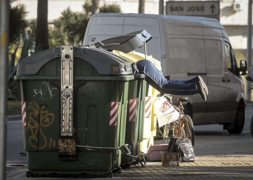 Un hombre rebusca en un contenedor de basura de la ciudad, en una imagen de archivo. FOTO: JUAN CARLOS TORO