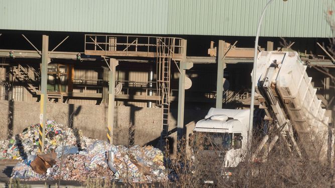 Una imagen de archivo de la planta de reciclaje de Alhendín. 