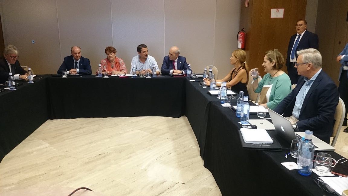 Mesa de trabajo de los presidentes de los consejos cofrades andaluces en su última reunión celebrada en Córdoba.