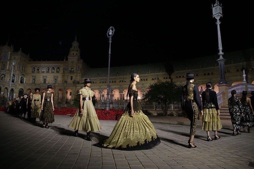 Desfile de Dior en la Plaza de España de Sevilla.   AYTO DE SEVILLA. 