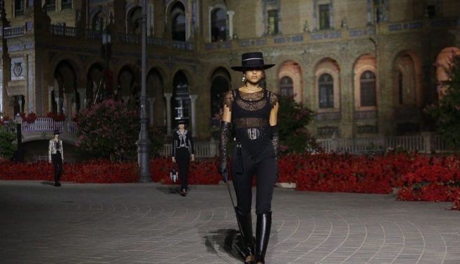 Desfile de Dior en la Plaza de España de Sevilla.   AYTO DE SEVILLA. 