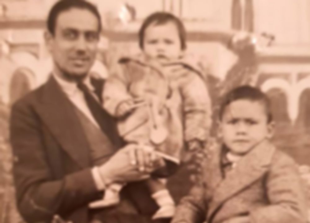 Alfonso López Quera con sus dos hijos.