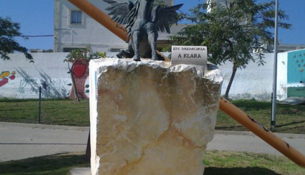 El monumento levantado en memoria de 'Klara' García Casado en San Fernando.