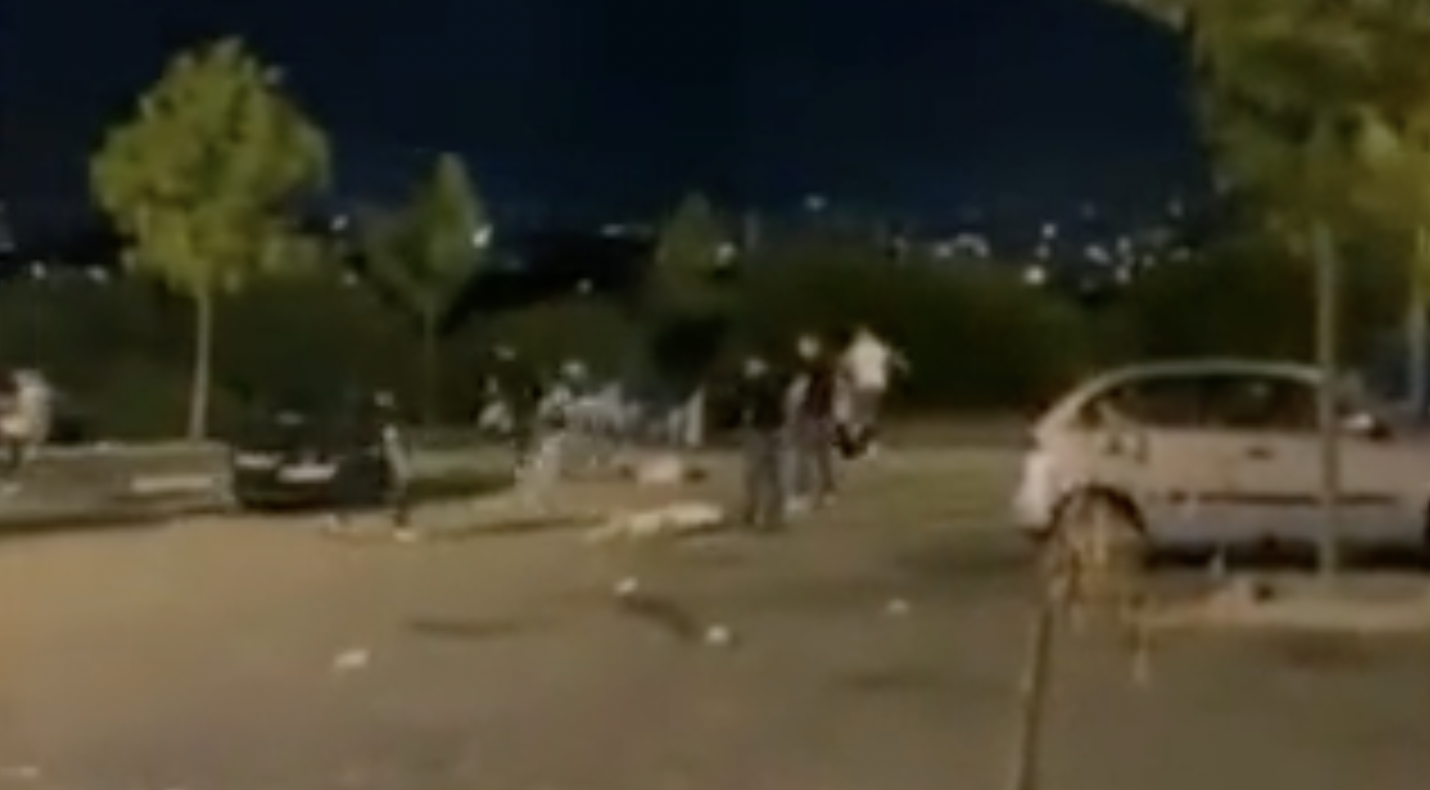 Un coche intenta atropellar a otras personas durante una pelea en Dos Hermanas.