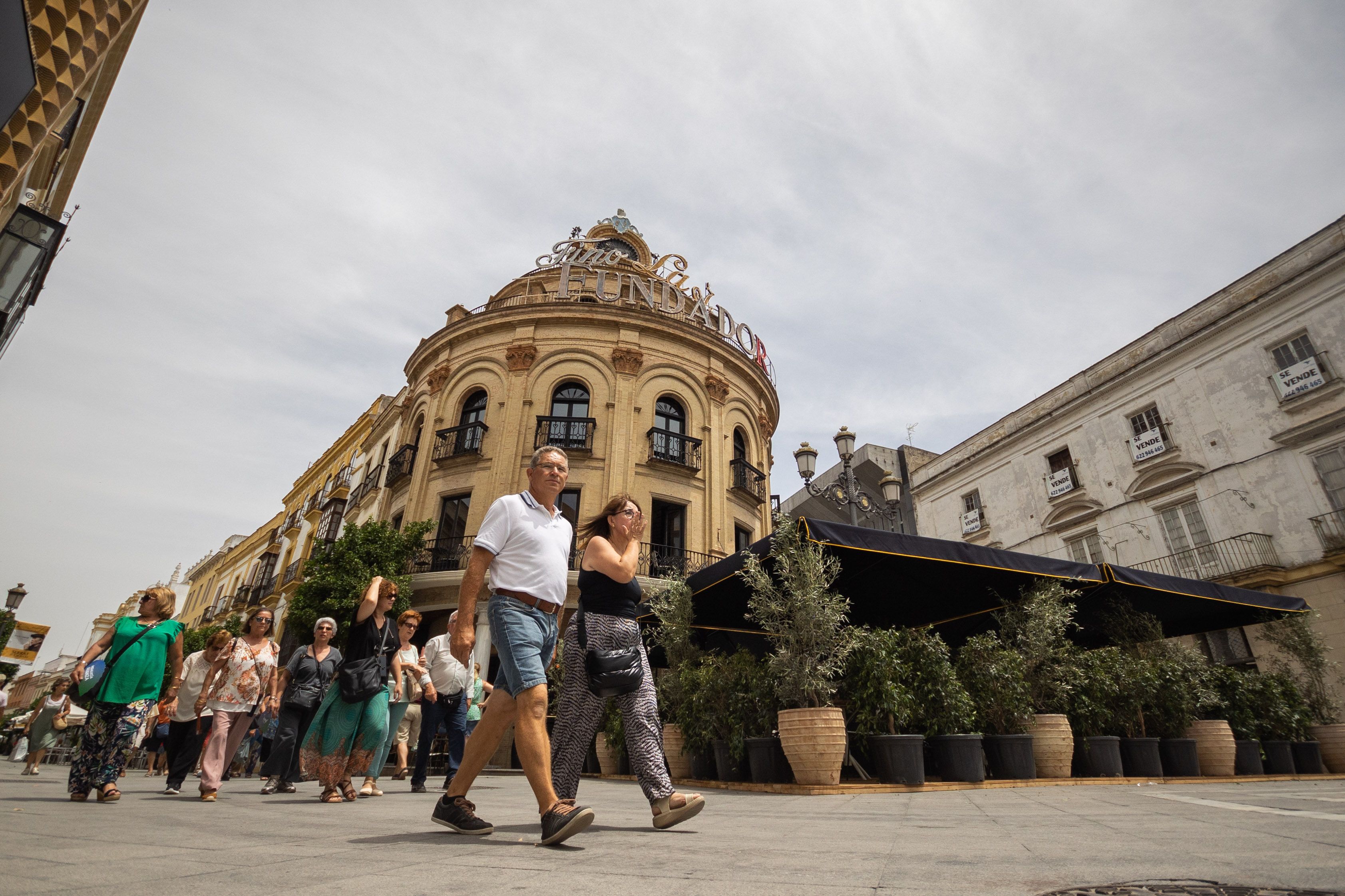 Vista de la calle Larga de Jerez, con el Gallo Azul en primer plano.