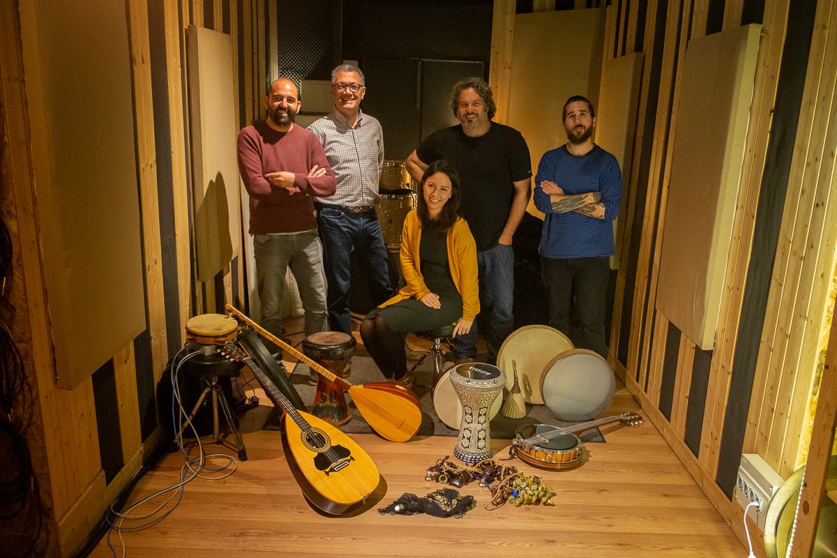 Integrantes de La Banda Morisca durante la grabación de su tercer álbum de estudio. FOTO: MANU GARCÍA