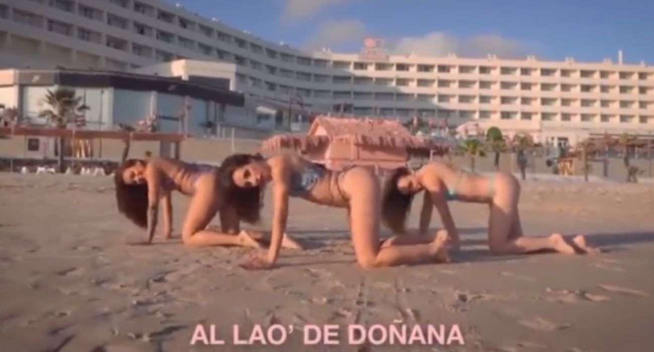 Una imagen del vídeo viral de promoción de un hotel de Matalascañas.