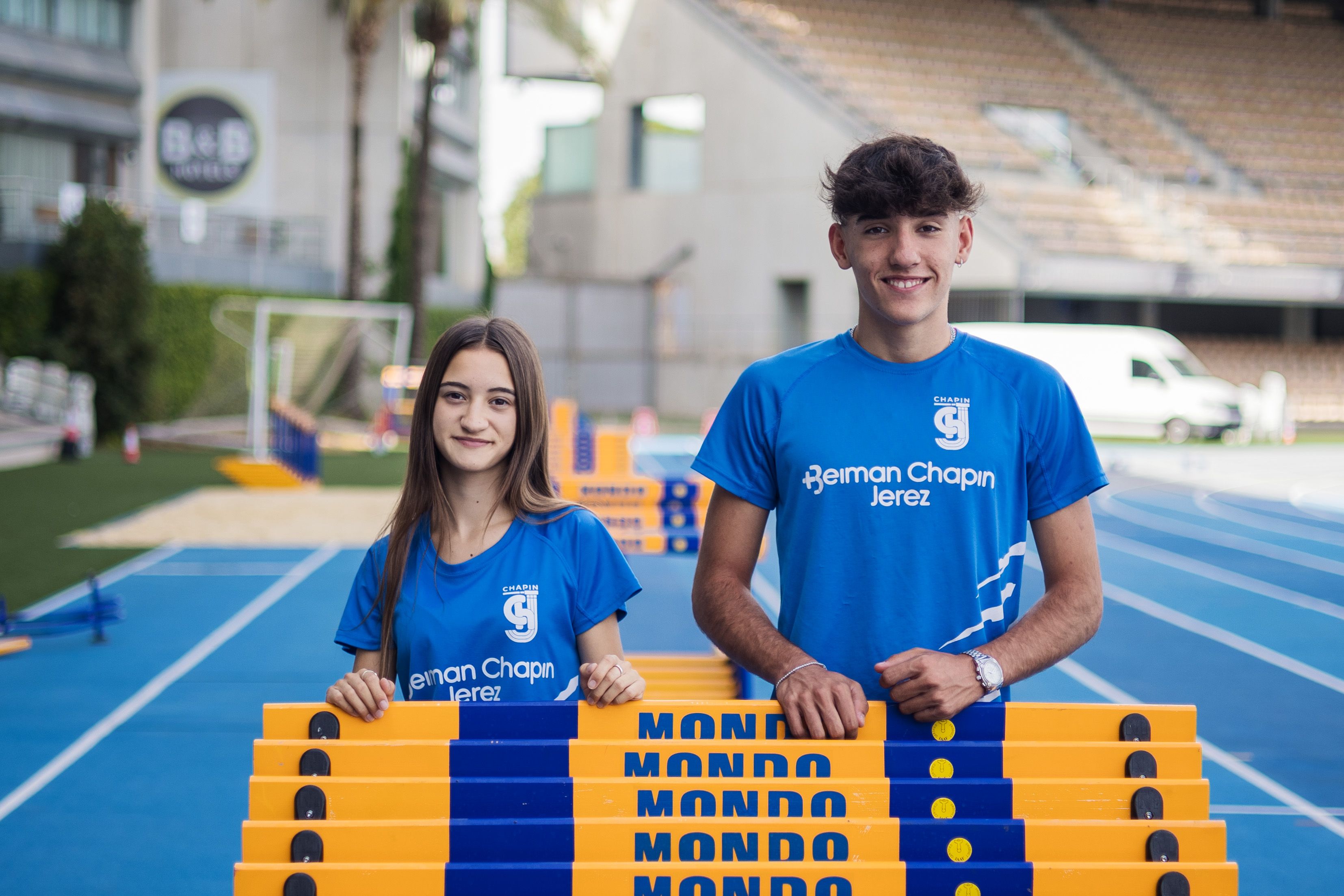 Manu y Paula, jóvenes promesas del atletismo de Jerez, fotografiados este viernes en Chapín. Manu y Paula, jóvenes promesas del atletismo de Jerez, fotografiados este viernes en Chapín.