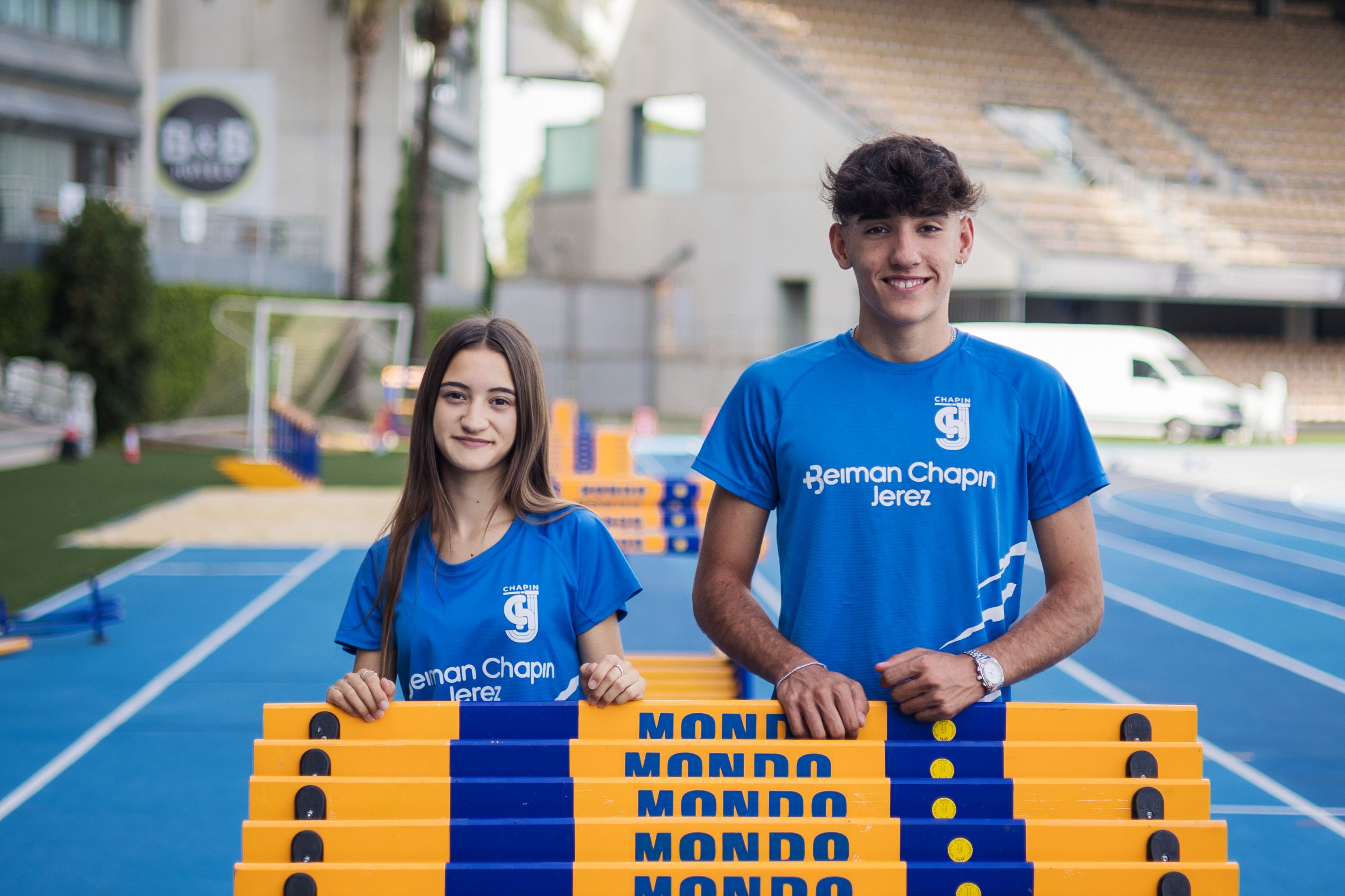 Manu y Paula, jóvenes promesas del atletismo de Jerez, fotografiados este viernes en Chapín.