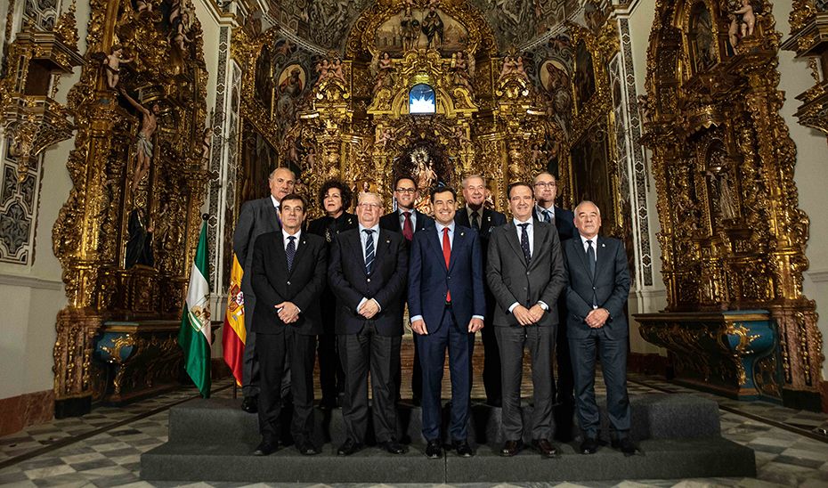 Juanma Moreno, con los presidentes de los consejos de Hermandades y Cofradías de la Semana Santa de Andalucía, en la capilla de San Telmo.