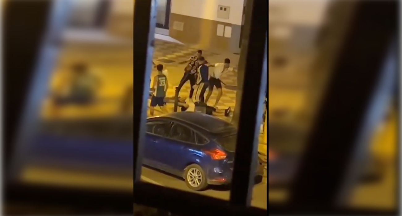 Una imagen de la espeluznante pelea en Huelva.