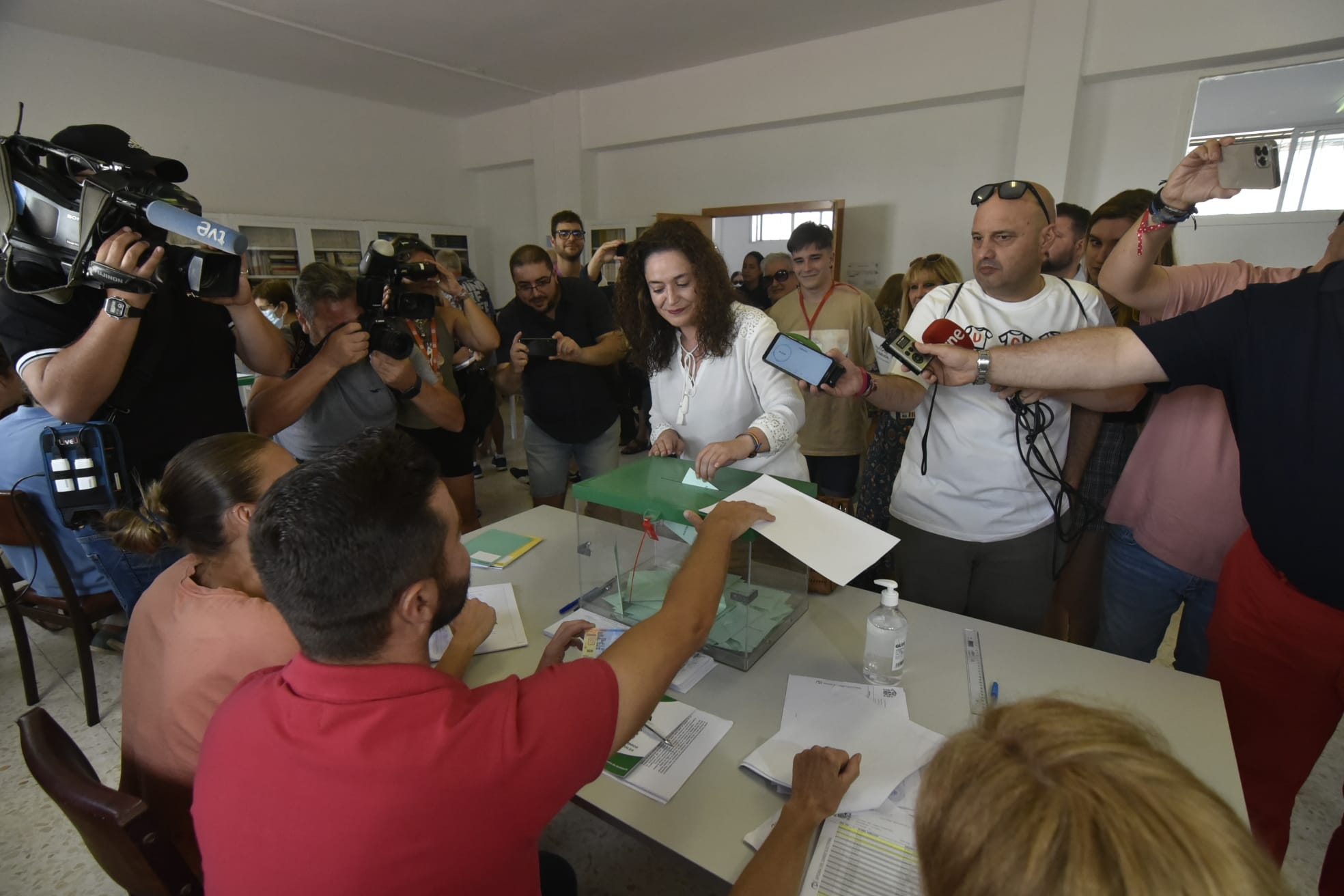 Inma Nieto, candidata de Por Andalucía, votando este 19J en su colegio electoral de Algeciras.