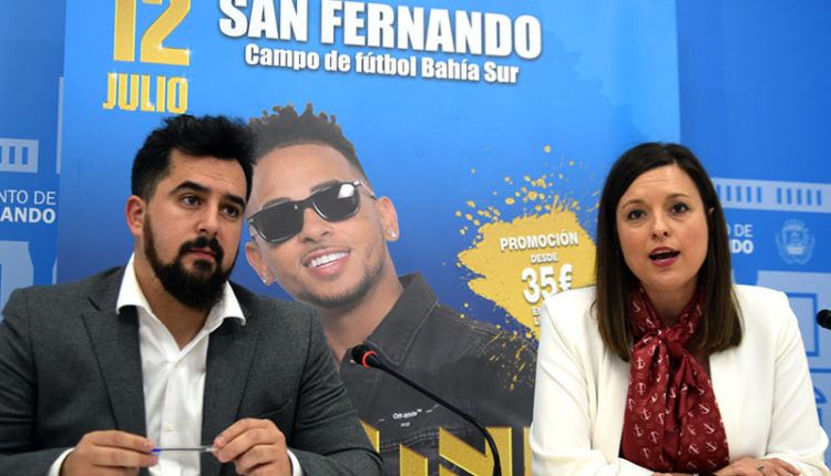 Cavada, junto al promotor del concierto de Ozuna en San Fernando.
