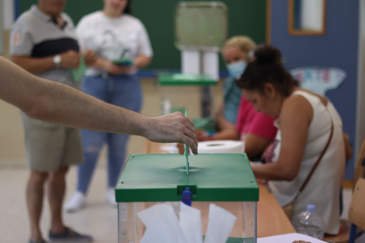 Una persona depositando su voto durante la jornada electoral.