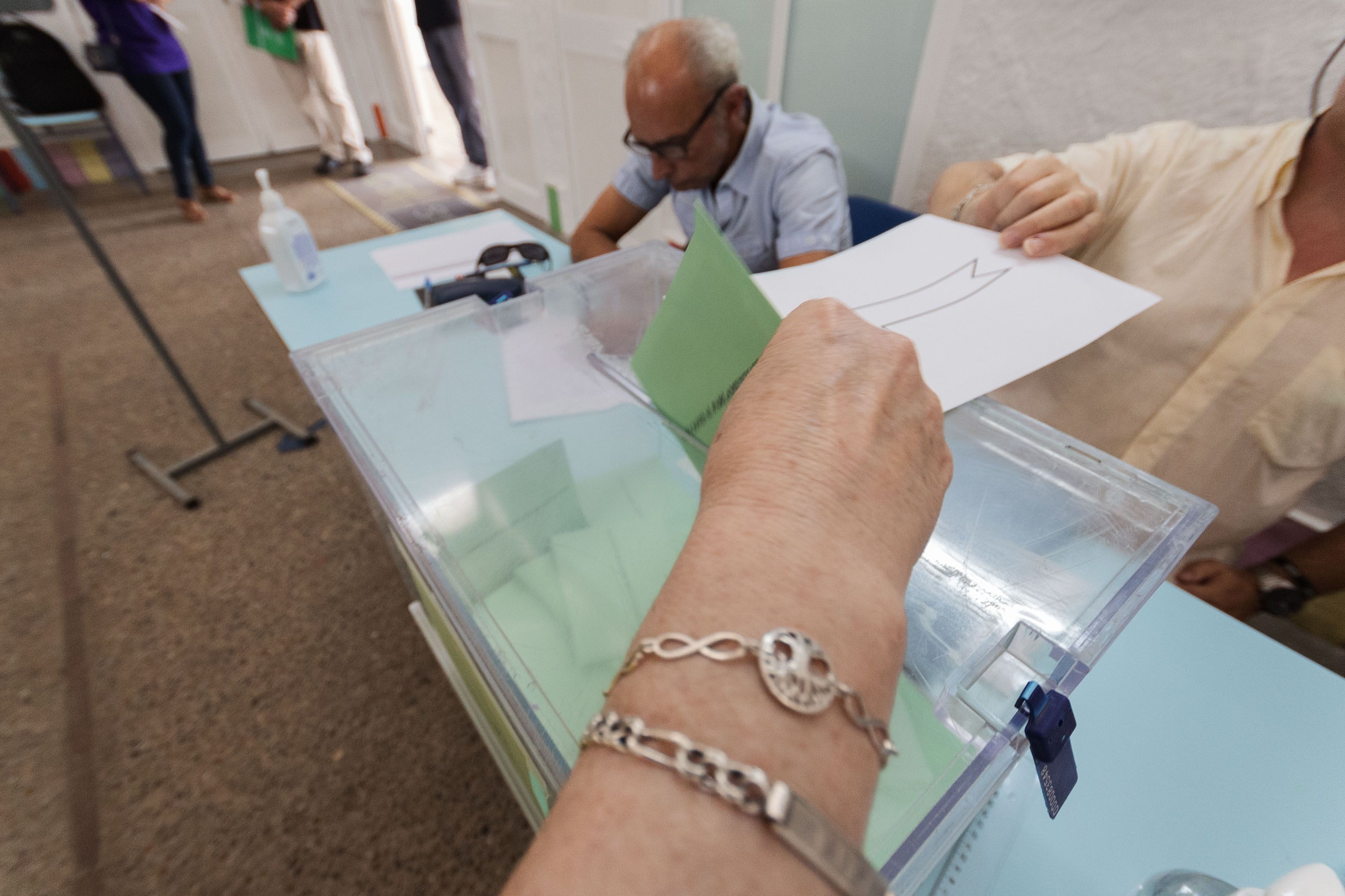 Una mujer votando, durante unas pasadas elecciones.