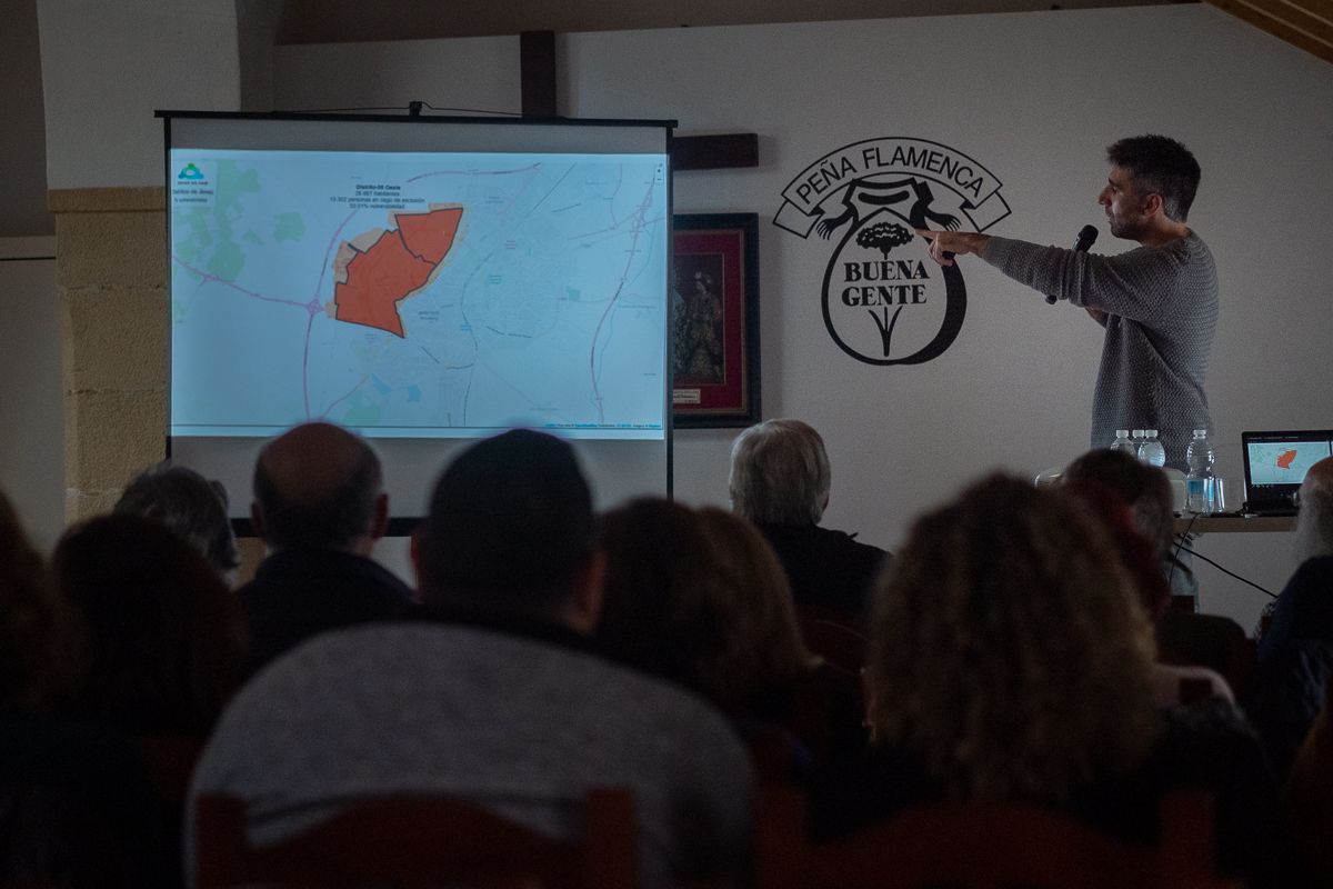 Antonio Rivera, de la Coordinadora Zona Sur Existe, presentando el informe 'Jerez Ciudad Socialmente Catastrófica'. FOTO: MANU GARCÍA.