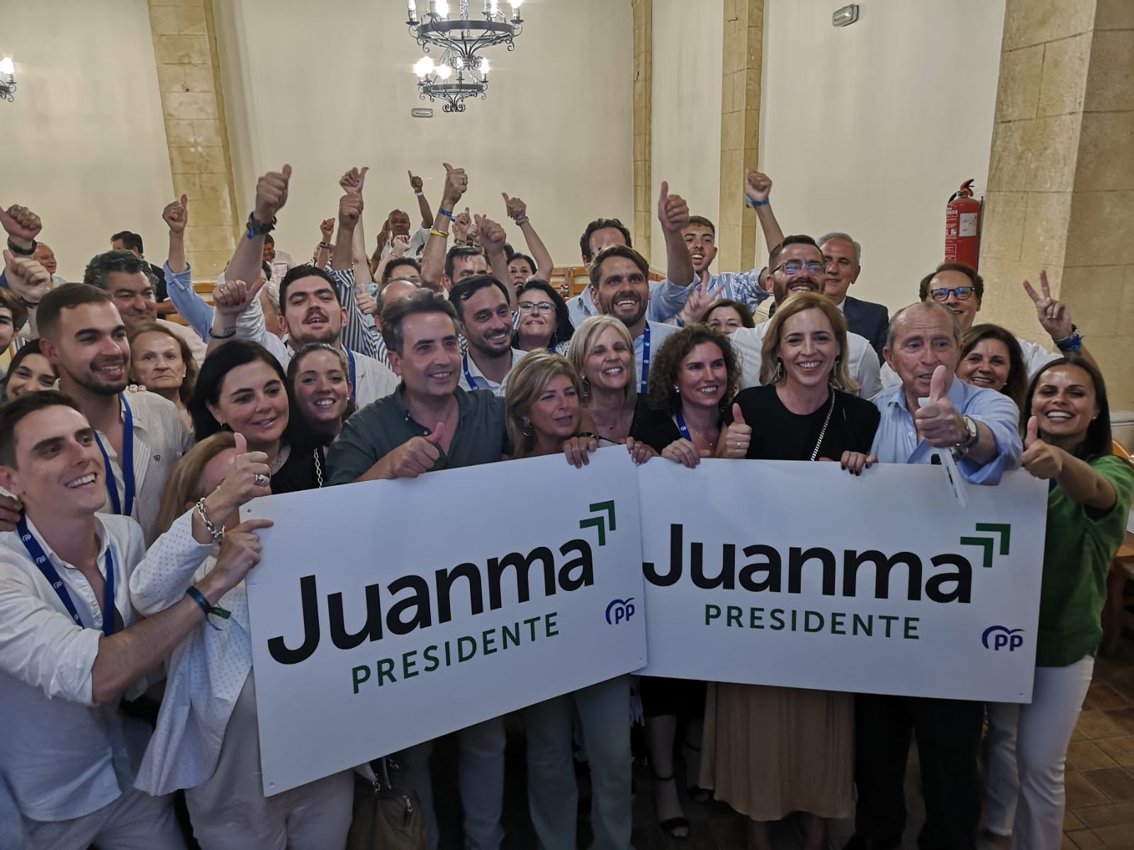 La militancia del PP, con Saldaña y García-Pelayo a la cabeza, celebran este domingo por la noche la victoria de Juanma Moreno.
