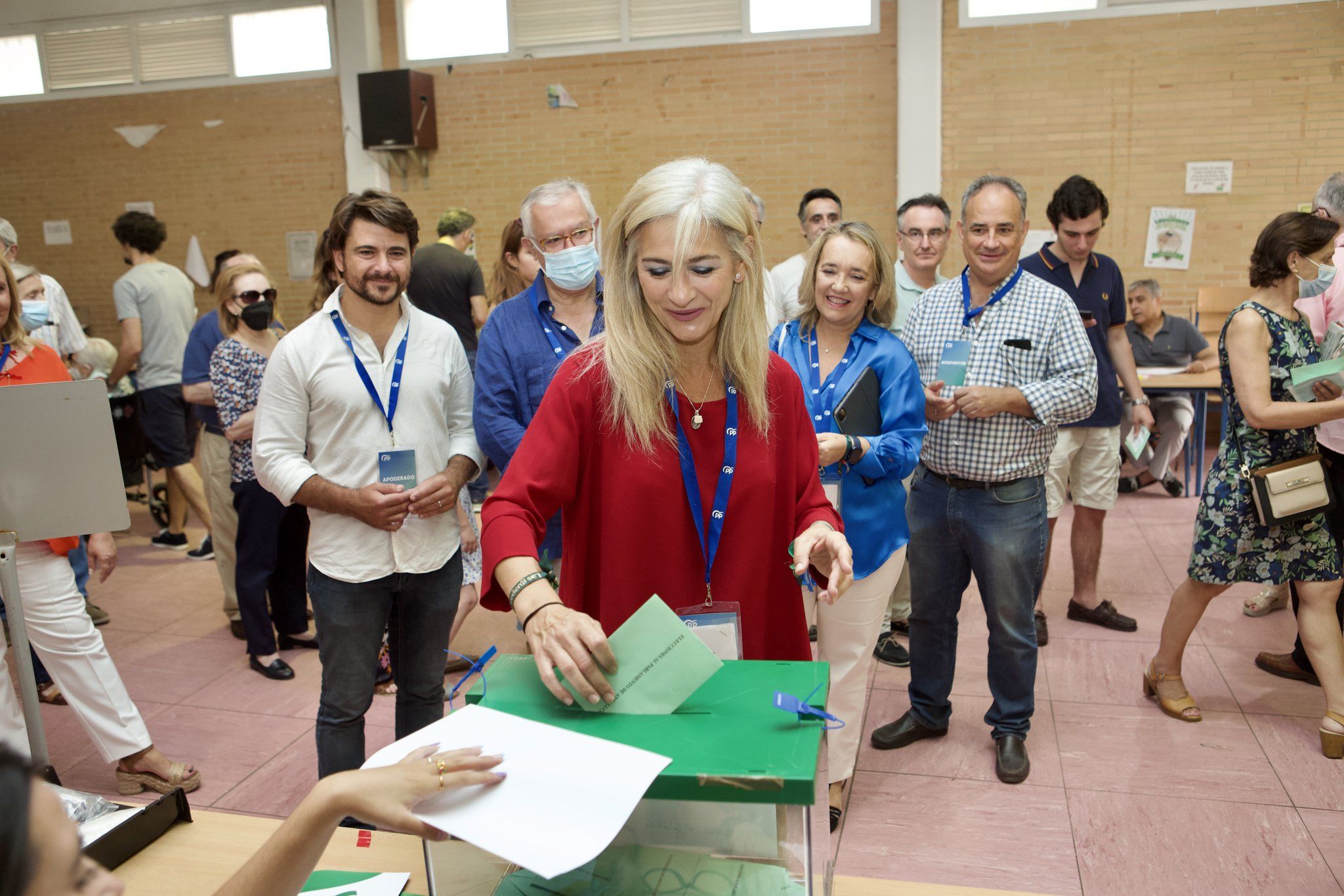 Patricia del Pozo, cabeza de lista del PP por Sevilla, votando.