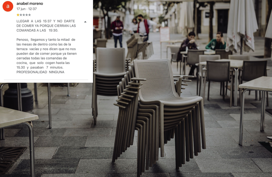 La reseña negativa, contestada por el dueño del bar.