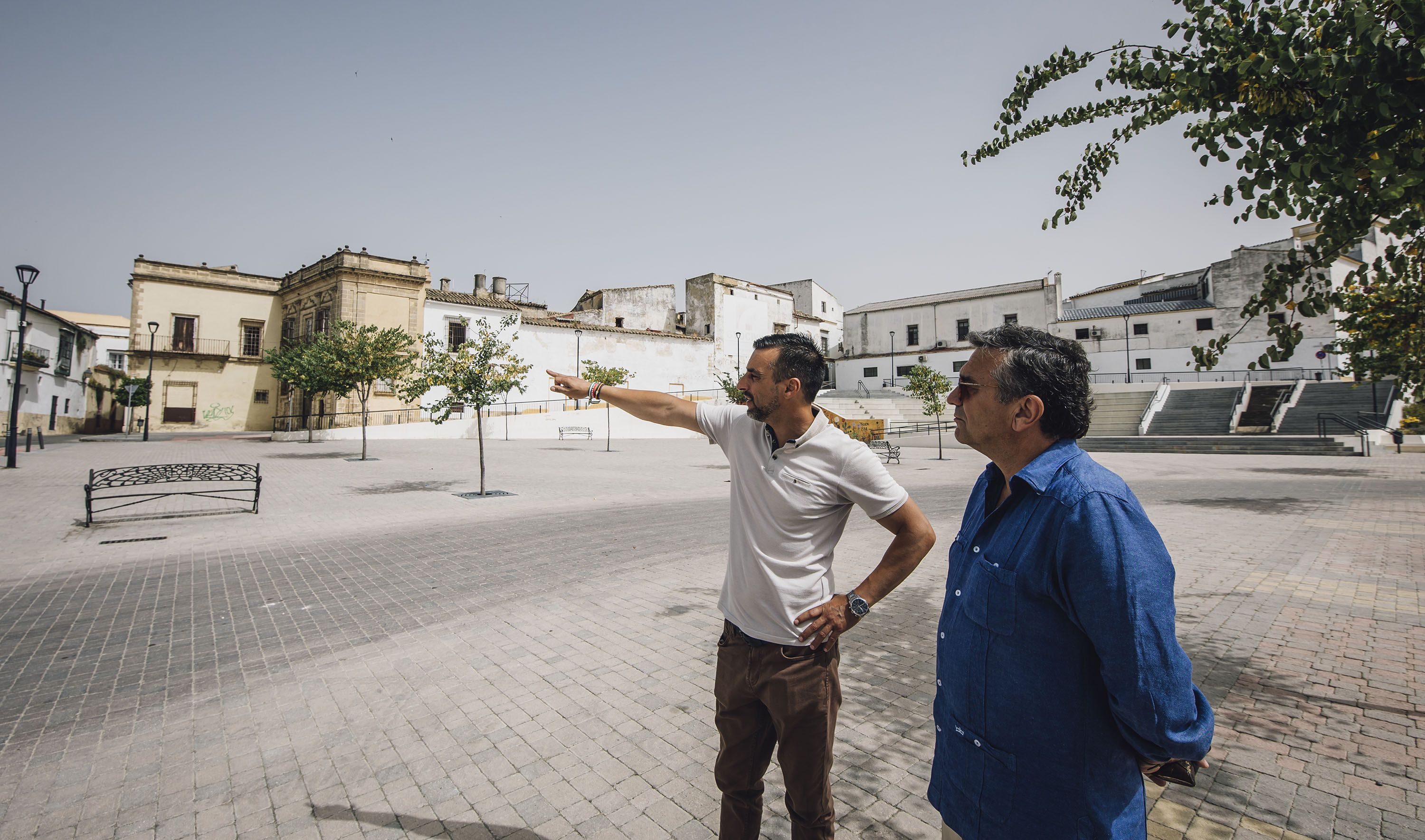 "Revolución” en el corazón de Jerez. El delegado de Urbanismo junto al director de Planificación, en la plaza Belén, señalando el edificio adquirido para hotel..   ESTEBAN