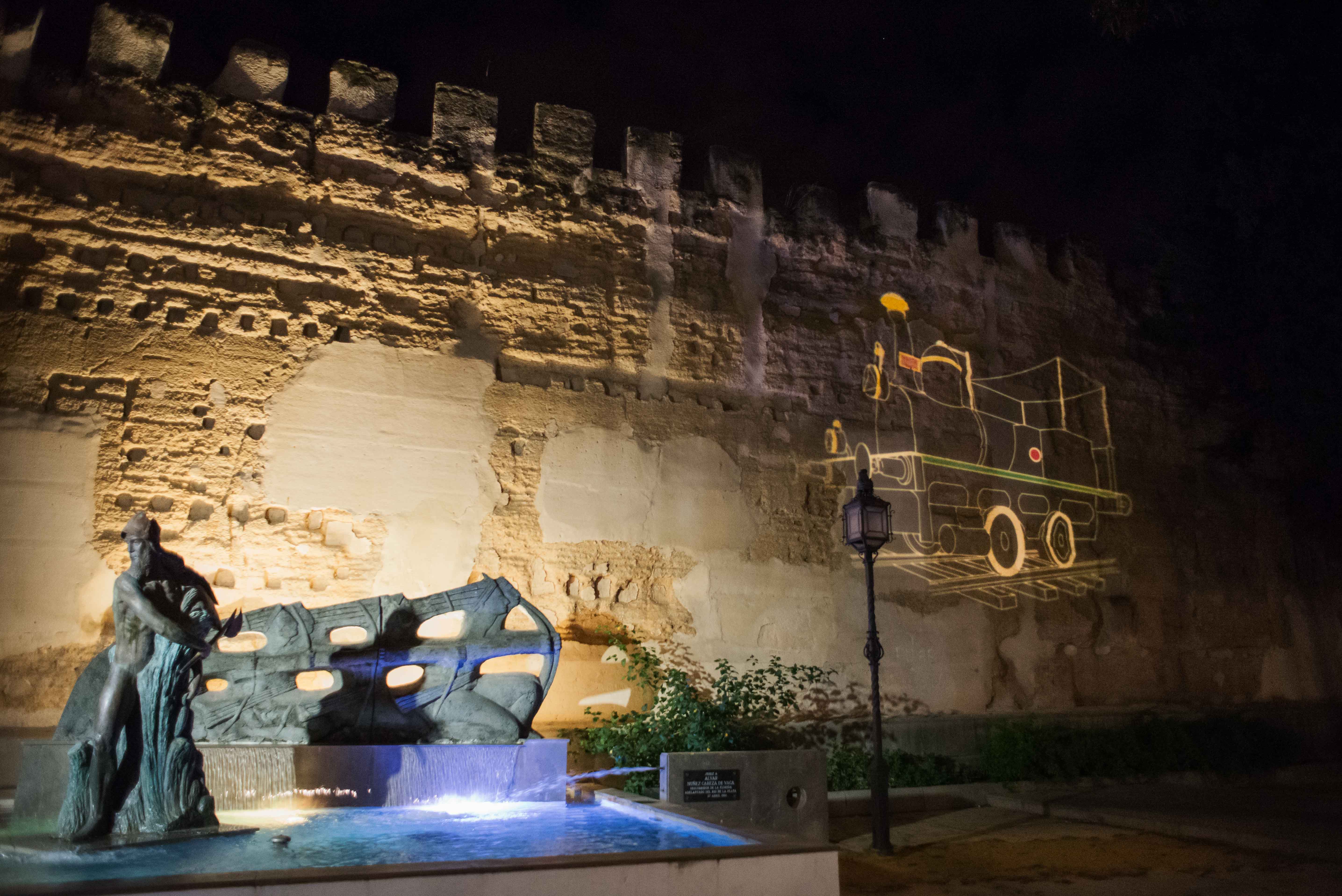 Lienzo de la muralla con el monumento a Cabeza de Vaca, en calle Ancha, bajo el efecto de la iluminación singular.   MANU GARCÍA