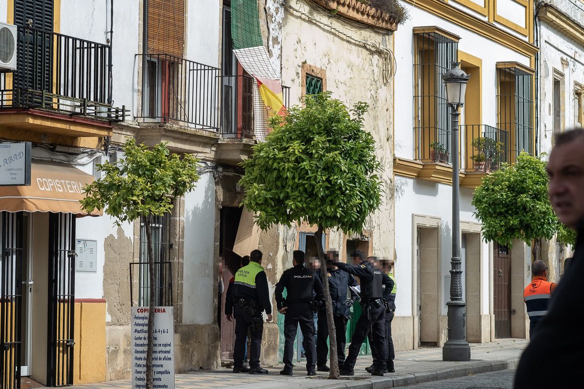 Mesa de Seguridad del Ayuntamiento. En la imagen de archivo, Policía Local y Nacional actúan en una vivienda con presencia de okupas en Jerez.