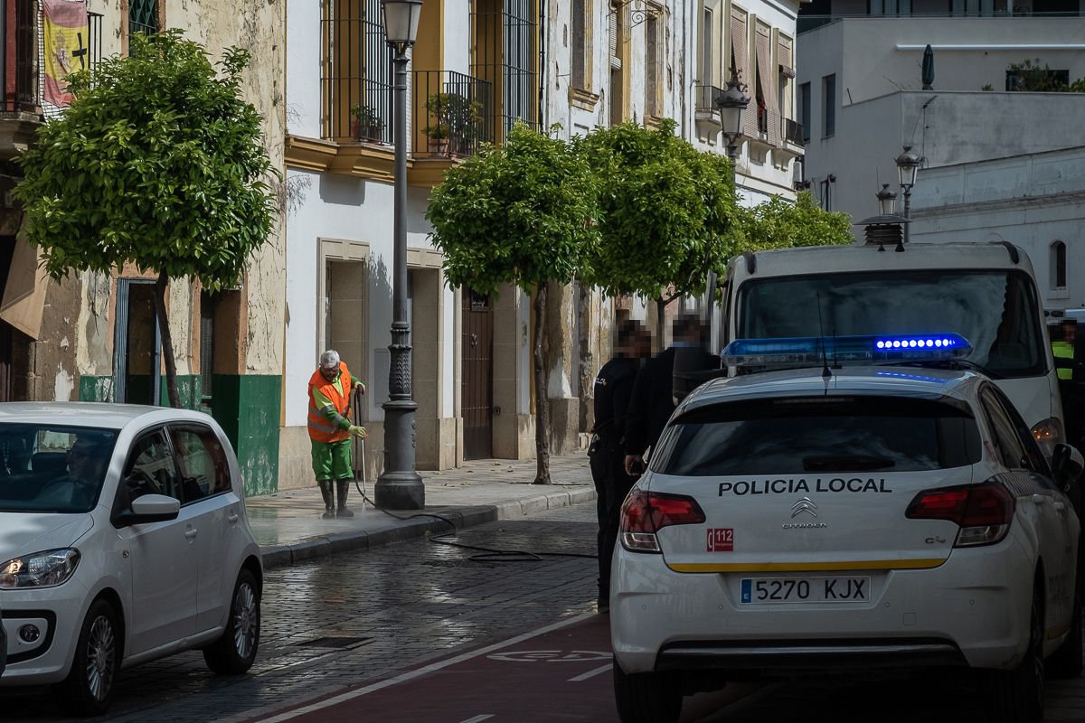 Los servicios de limpieza en la calle Pozo de Olivar, poco después de la pelea. FOTO: MANU GARCÍA.