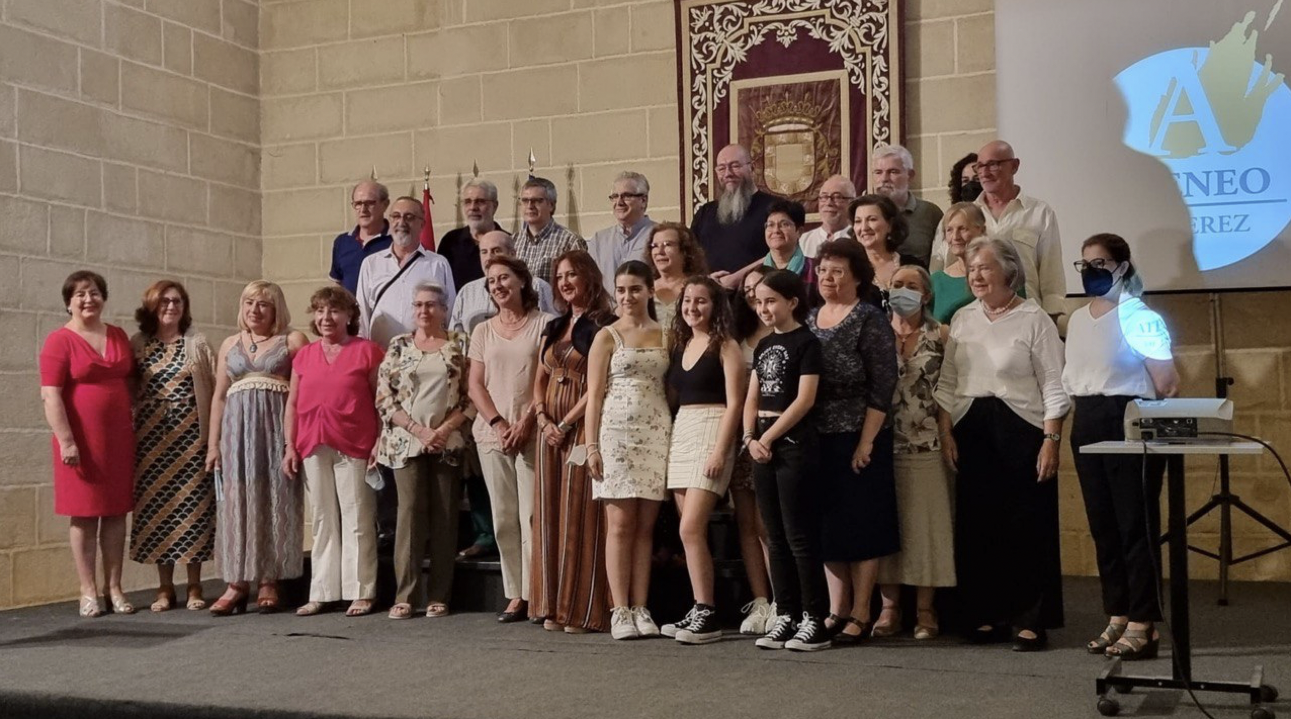 Foto de familia tras la entrega de los carnés a los nuevos ateneistas.