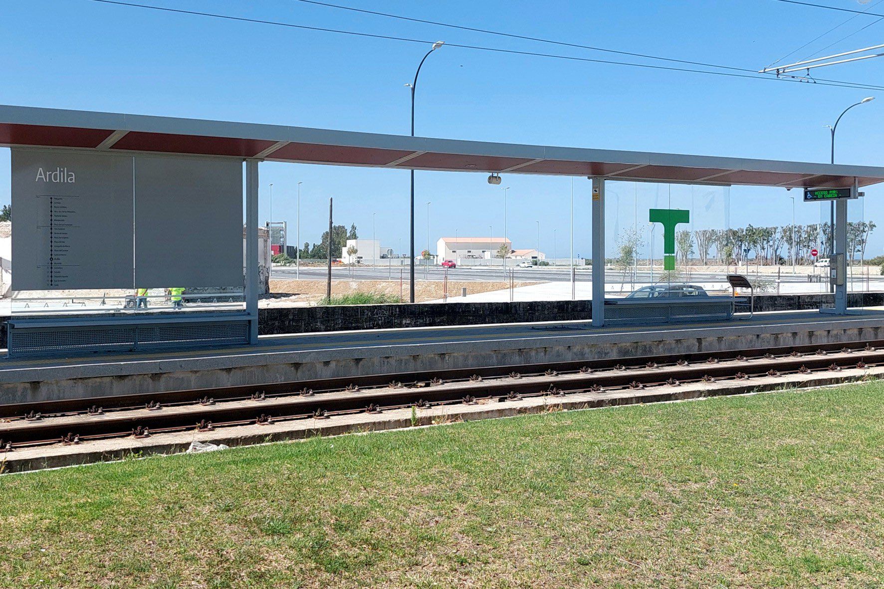 TramBahía, esta es la marca comercial y las 21 paradas del Tranvía de la Bahía de Cádiz. En la imagen, parada de la Ardila, en San Fernando.