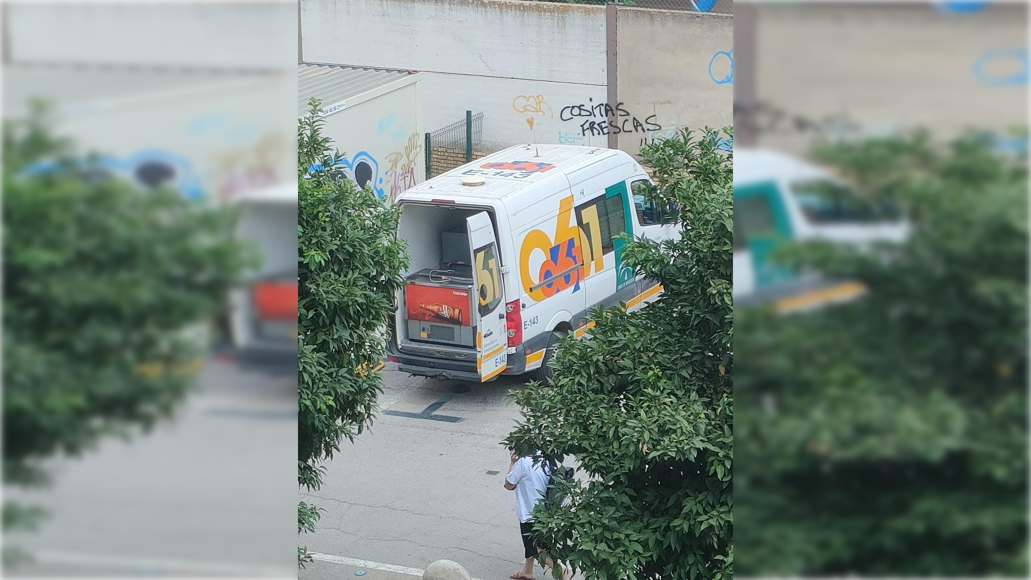 Ambulancia con una nevera de Cruzcampo en su interior.