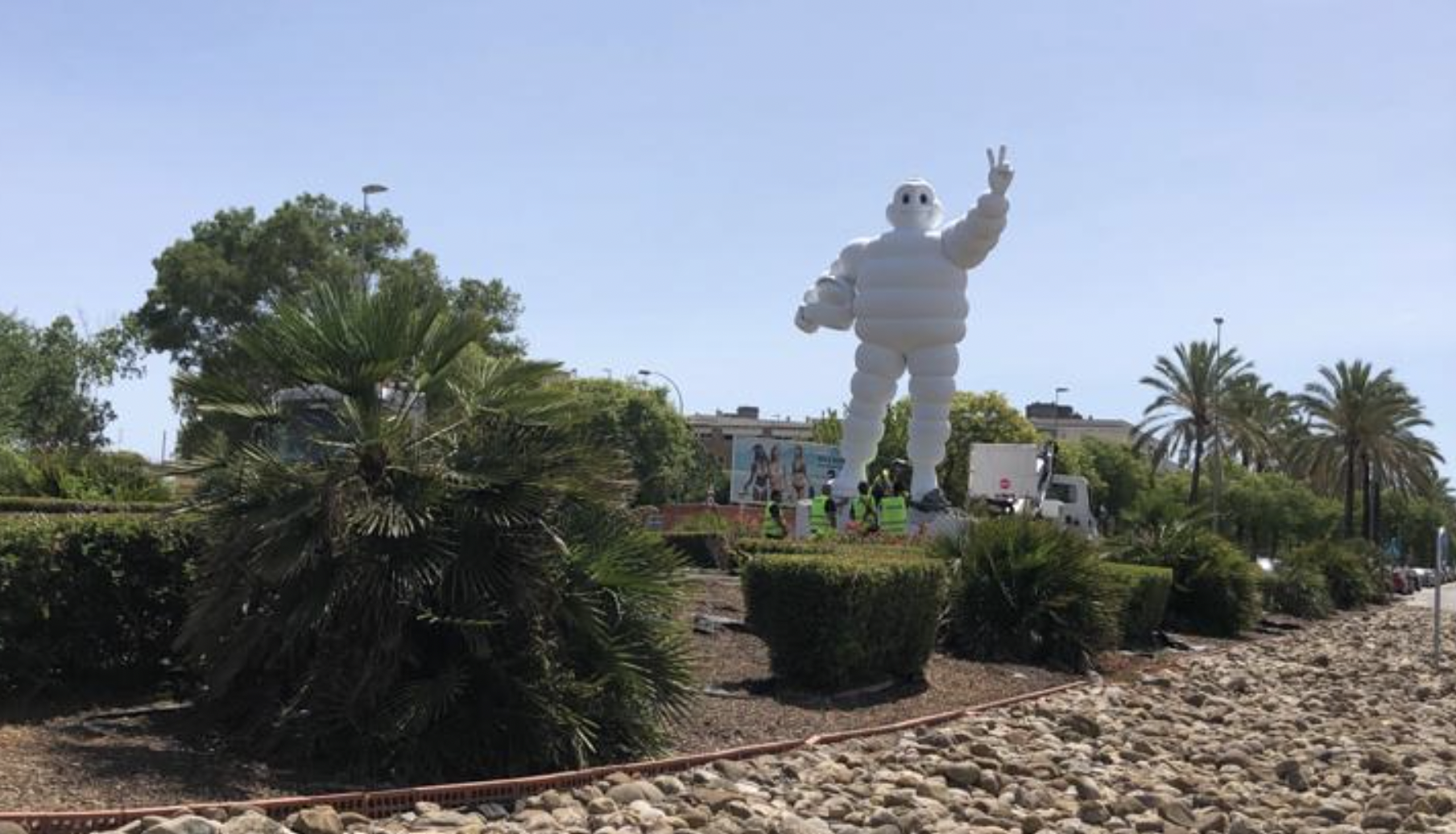 El muñeco de Michelin, en la rotonda al final de la avenida de la Granja de Jerez.
