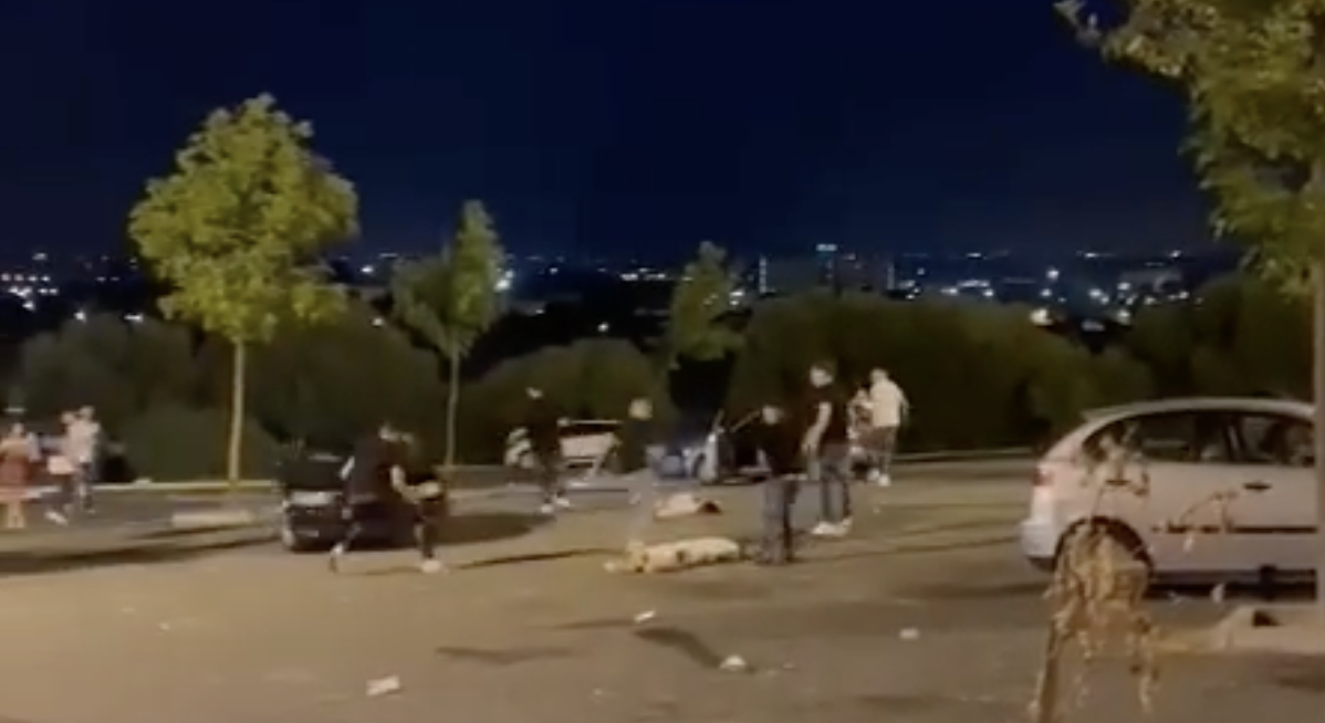 Vídeo del atropello a las puertas de una discoteca de Dos Hermanas: uno de los heridos fue apuñalado.