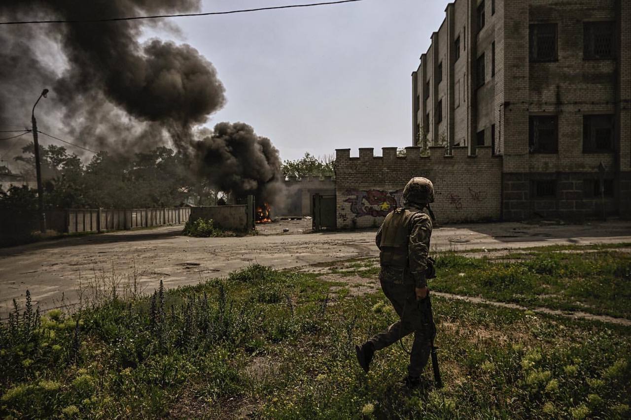 Un soldado, contemplando un ataque de las tropas rusas en Ucrania. 