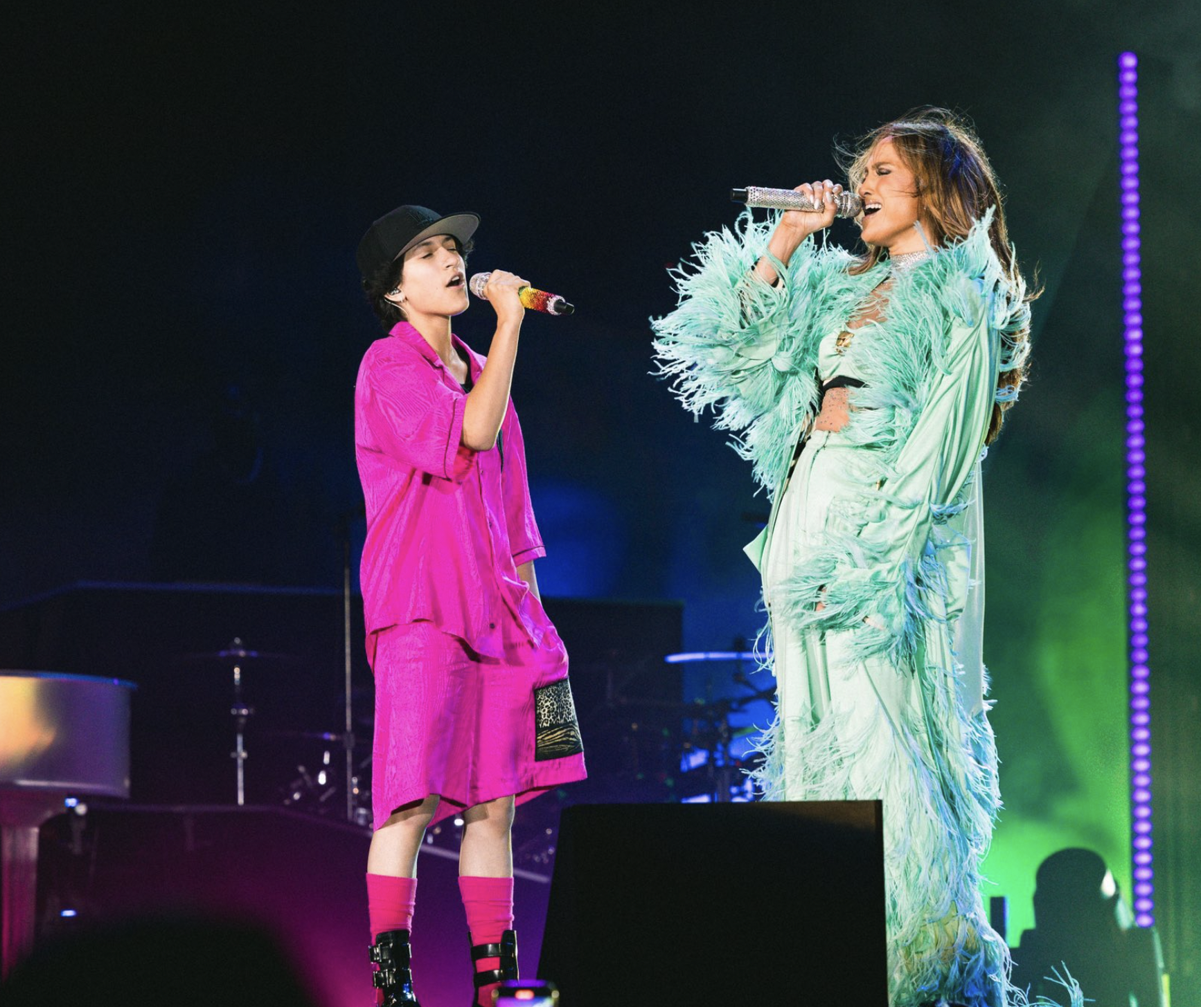 La cantante Jennifer López durante la actuación con su hije Emme.