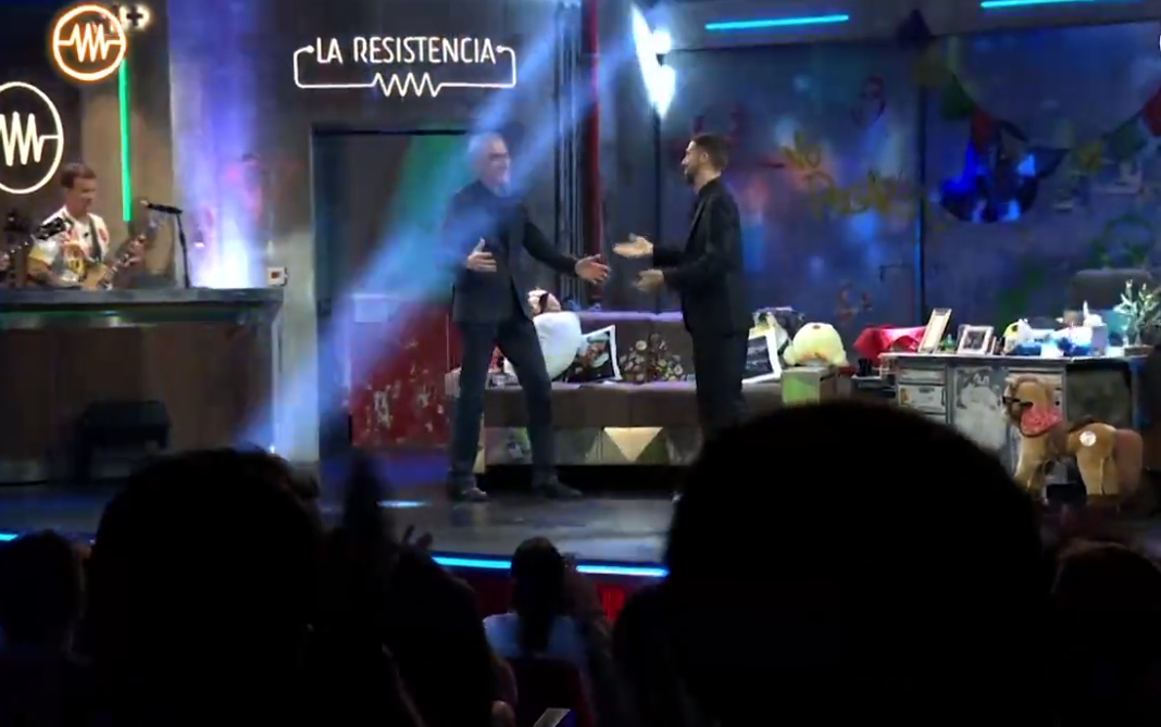 Juan y Medio, entrando al plató de 'La Resistencia'.