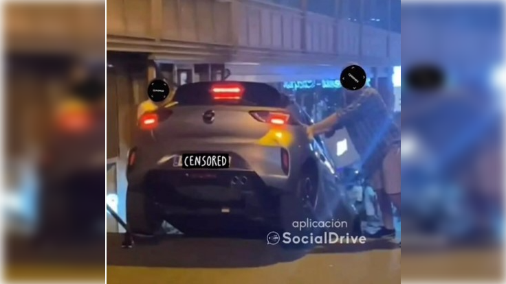 Coche en unas escaleras de Alicante.